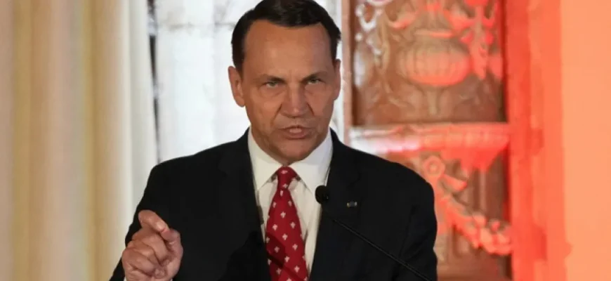 «Путін тягне час, щоб повернути імперію», – Радослав Сікорський упевнений, що поступки лише підштовхують до нової агресії. «Путін тягне час, щоб повернути імперію», – Радослав Сікорський упевнений, що поступки лише підштовхують до нової агресії.