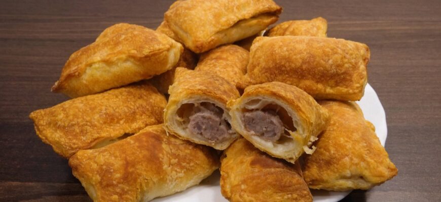 Пиріжки з м’ясом за 10 хвилин: смакують, як в дитинстві, а виходять значно кориснішими та без зайвого жиру Пиріжки з м’ясом за 10 хвилин: смакують, як в дитинстві, а виходять значно кориснішими та без зайвого жиру