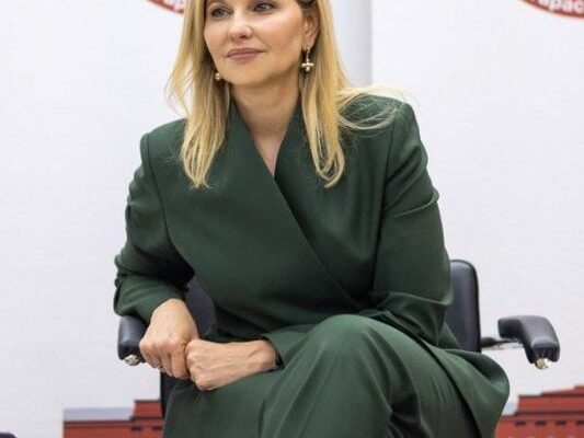 У зеленому костюмі і з новими сережками: Олена Зеленська на зустрічі в університеті У зеленому костюмі і з новими сережками: Олена Зеленська на зустрічі в університеті