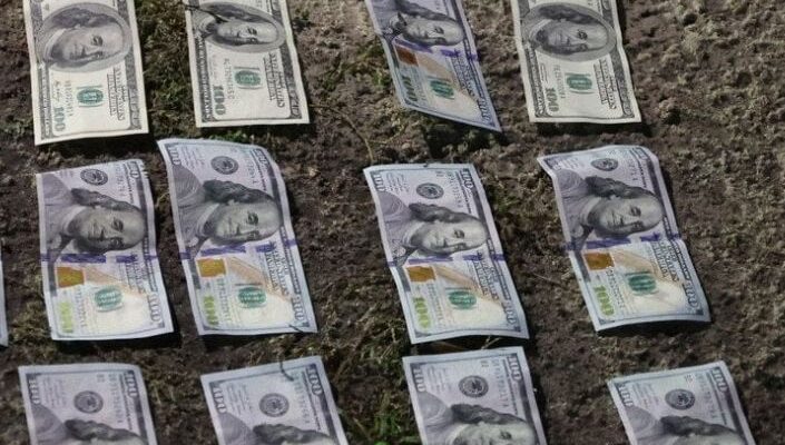 У Запоріжжі заступник начальника ТЦК викидав долари з вікна автівки: що сталося У Запоріжжі заступник начальника ТЦК викидав долари з вікна автівки: що сталося