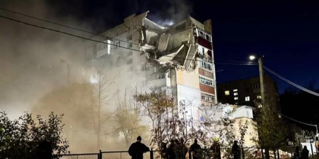 “Спочатку подумали, що ракета прилетіла”: Очевидці розповіли про перші хвилини після вибуху в багатоповерхівці у Хмельницькому (відео) “Спочатку подумали, що ракета прилетіла”: Очевидці розповіли про перші хвилини після вибуху в багатоповерхівці у Хмельницькому (відео)