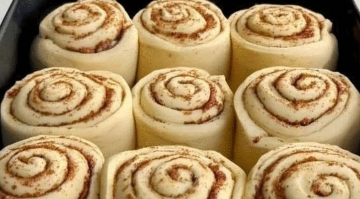 Синнабони з горіхами та вершково-карамельним соусом Синнабони з горіхами та вершково-карамельним соусом