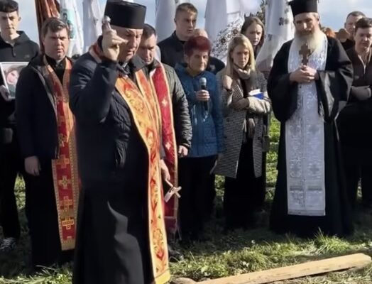 У Львів прощається з матірʼю та 15‑річною донькою. Священики побачили таке вперше й ледь не посивіли! Відео У Львів прощається з матірʼю та 15‑річною донькою. Священики побачили таке вперше й ледь не посивіли! Відео