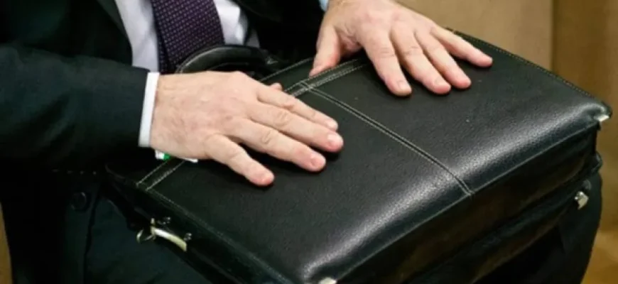 В Україні хочуть обмежити зарплати чиновників: Гетманцев вніс пропозицію В Україні хочуть обмежити зарплати чиновників: Гетманцев вніс пропозицію