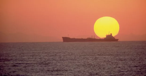 Відразу після посилення санкцій США проти РФ: Танкер із російською нафтою, що прямував до Індії, раптово змінив курс Відразу після посилення санкцій США проти РФ: Танкер із російською нафтою, що прямував до Індії, раптово змінив курс