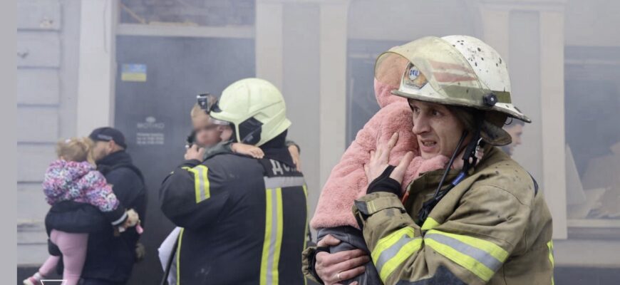“Біль дитинства”: рятувальники показали зворушливе “фото тижня” в Україні “Біль дитинства”: рятувальники показали зворушливе “фото тижня” в Україні