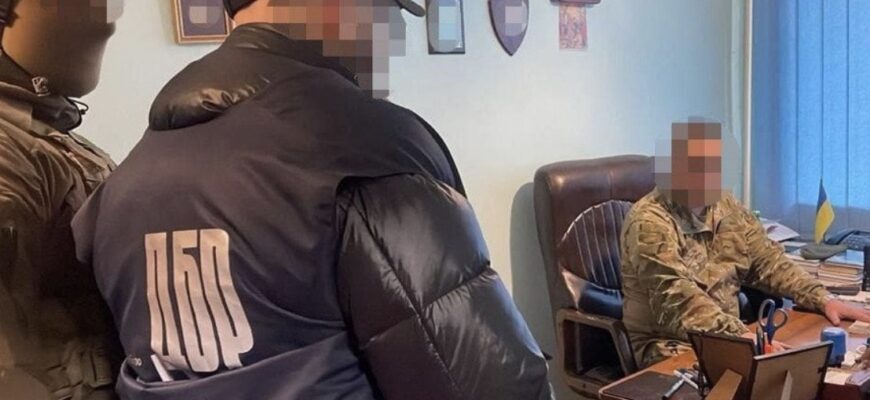 Працівник ТЦК допомагав утікати мобілізованим: “заробіток” ледь вмістився на ліжку (фото) Працівник ТЦК допомагав утікати мобілізованим: “заробіток” ледь вмістився на ліжку (фото)