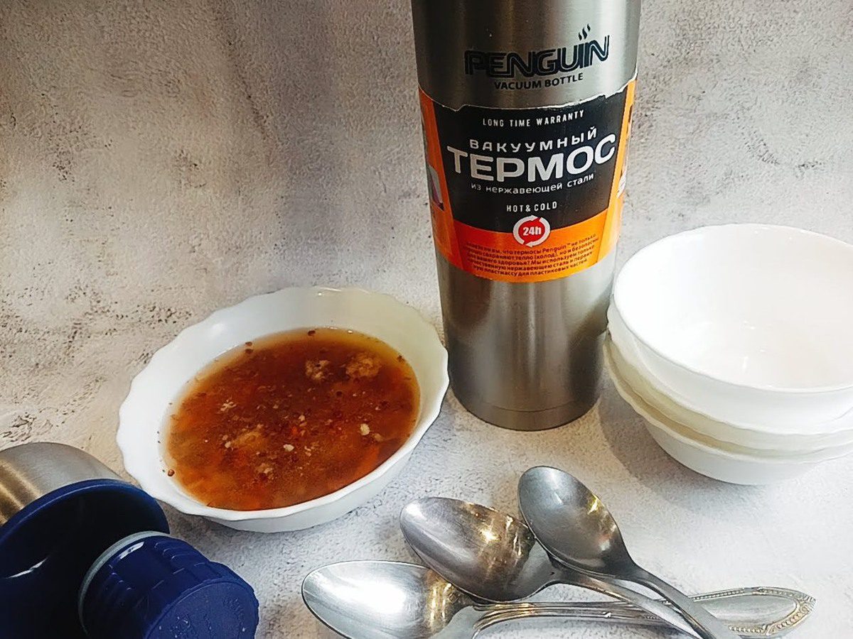 Господині поділились перевіреним рецептом гарячого супу в термосі на випадок вимкнення світла