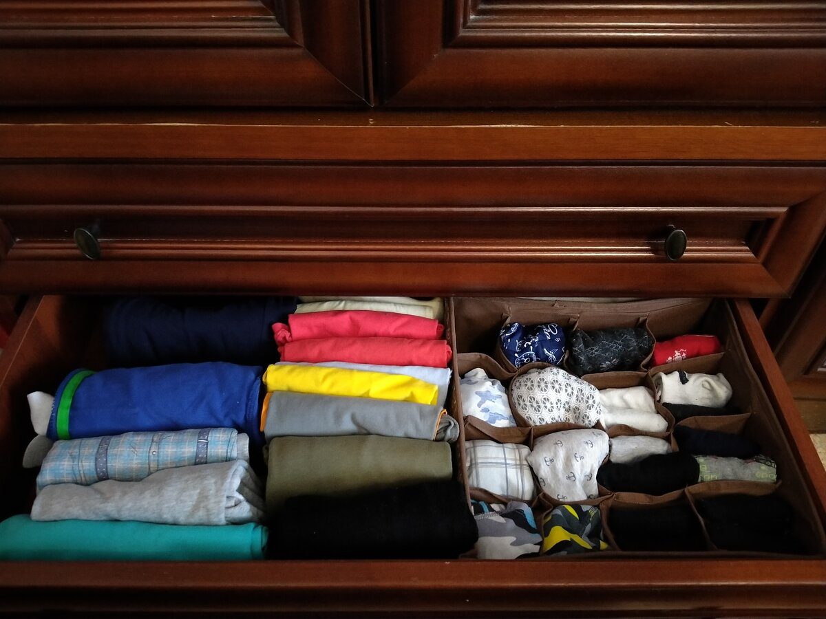 Господині розповіли, чому після шафи одяг має запах прілості та як це виправити