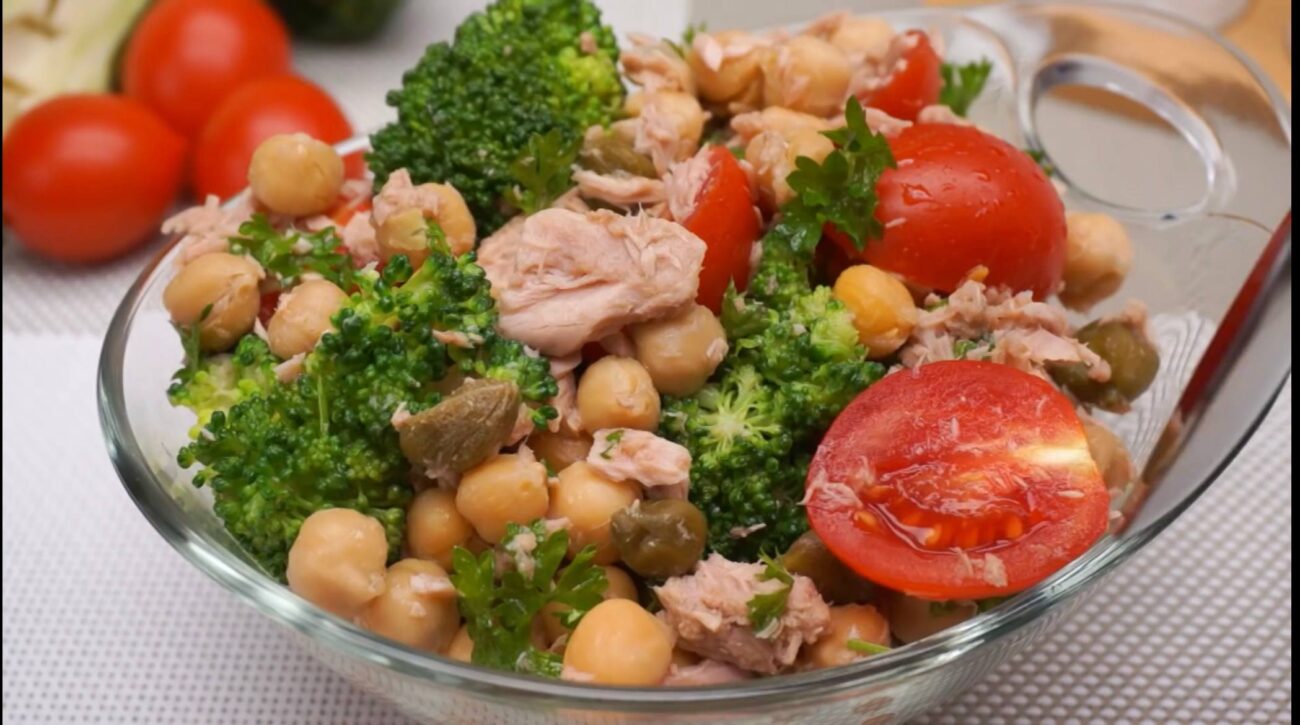 Кулінари поділилися рецептом салату з тунцем та овочами без майонезу