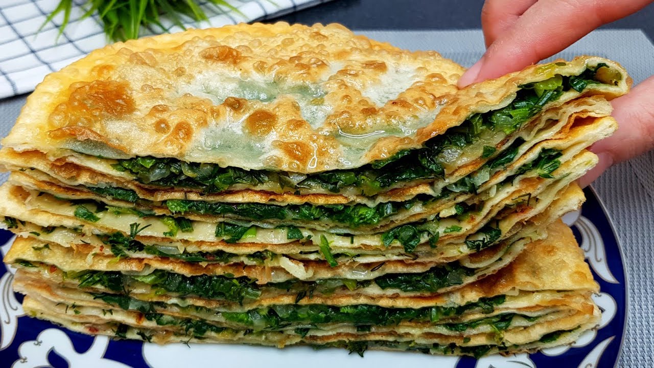 Кулінари розповіли, як приготувати швидке тісто для чебуреків з яйцем та зеленню