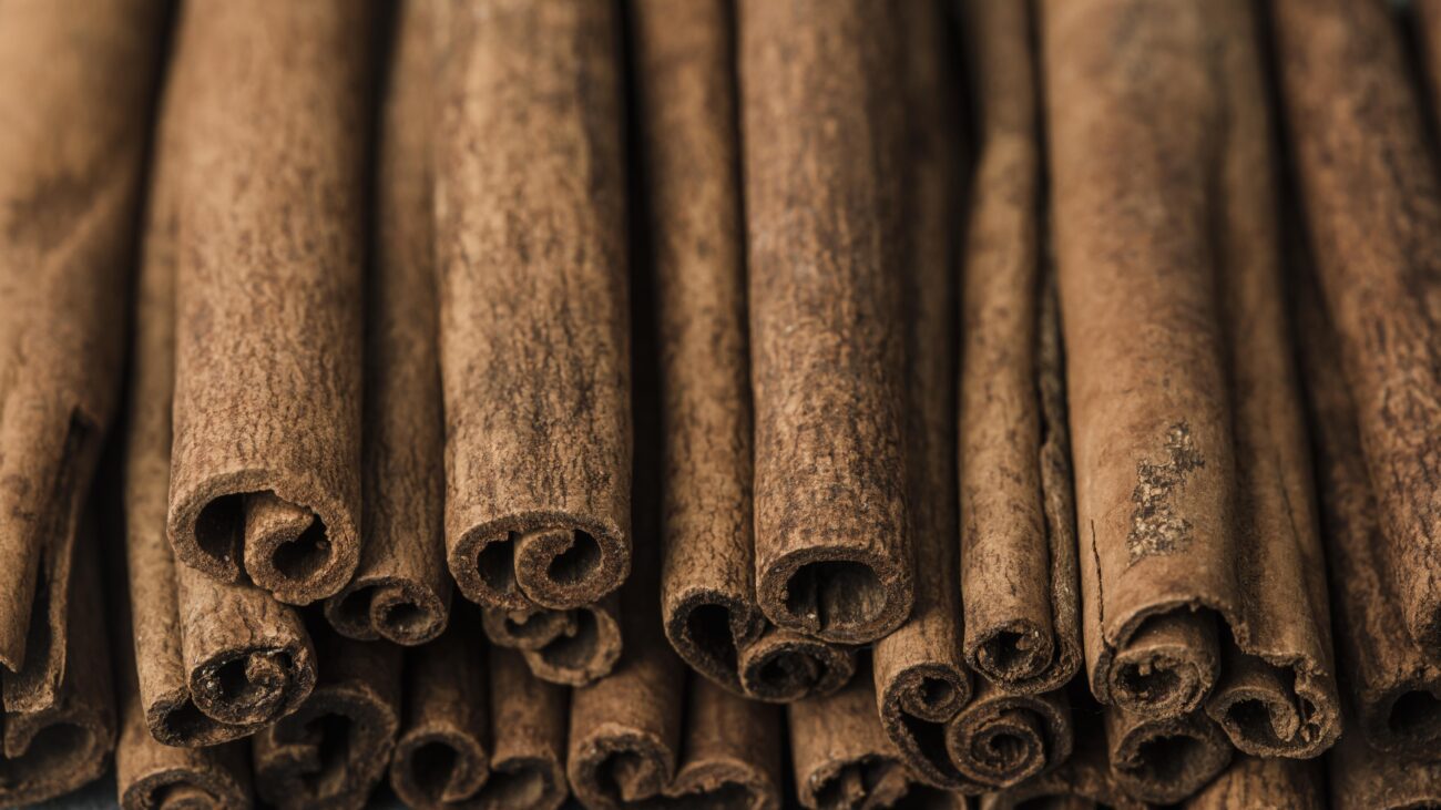 Господині розповіли, навіщо заливати палички кориці оцтом і як це використовувати