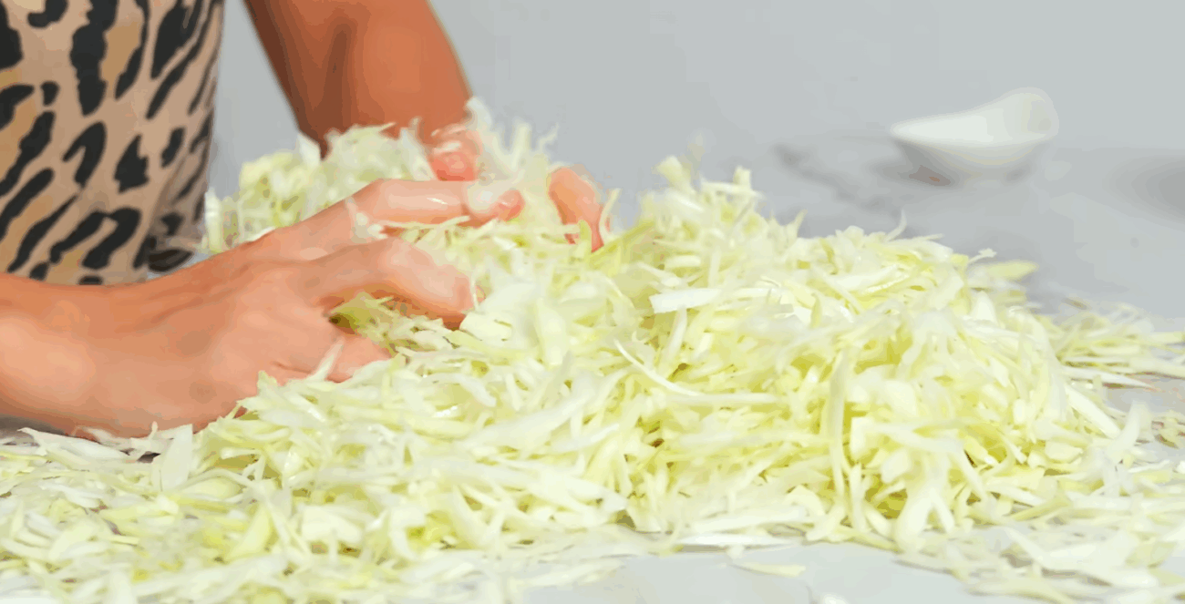 Кухарі із Закарпаття розкрили свій секрет хрусткої квашеної капусти Кухарі із Закарпаття розкрили свій секрет хрусткої квашеної капусти