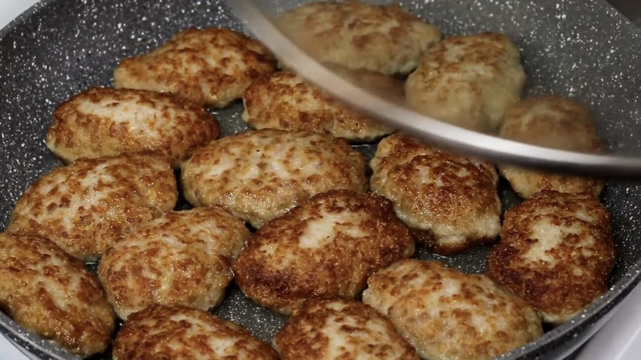 Господині розповіли, скільки манки додавати у котлети для кращої структури Господині розповіли, скільки манки додавати у котлети для кращої структури