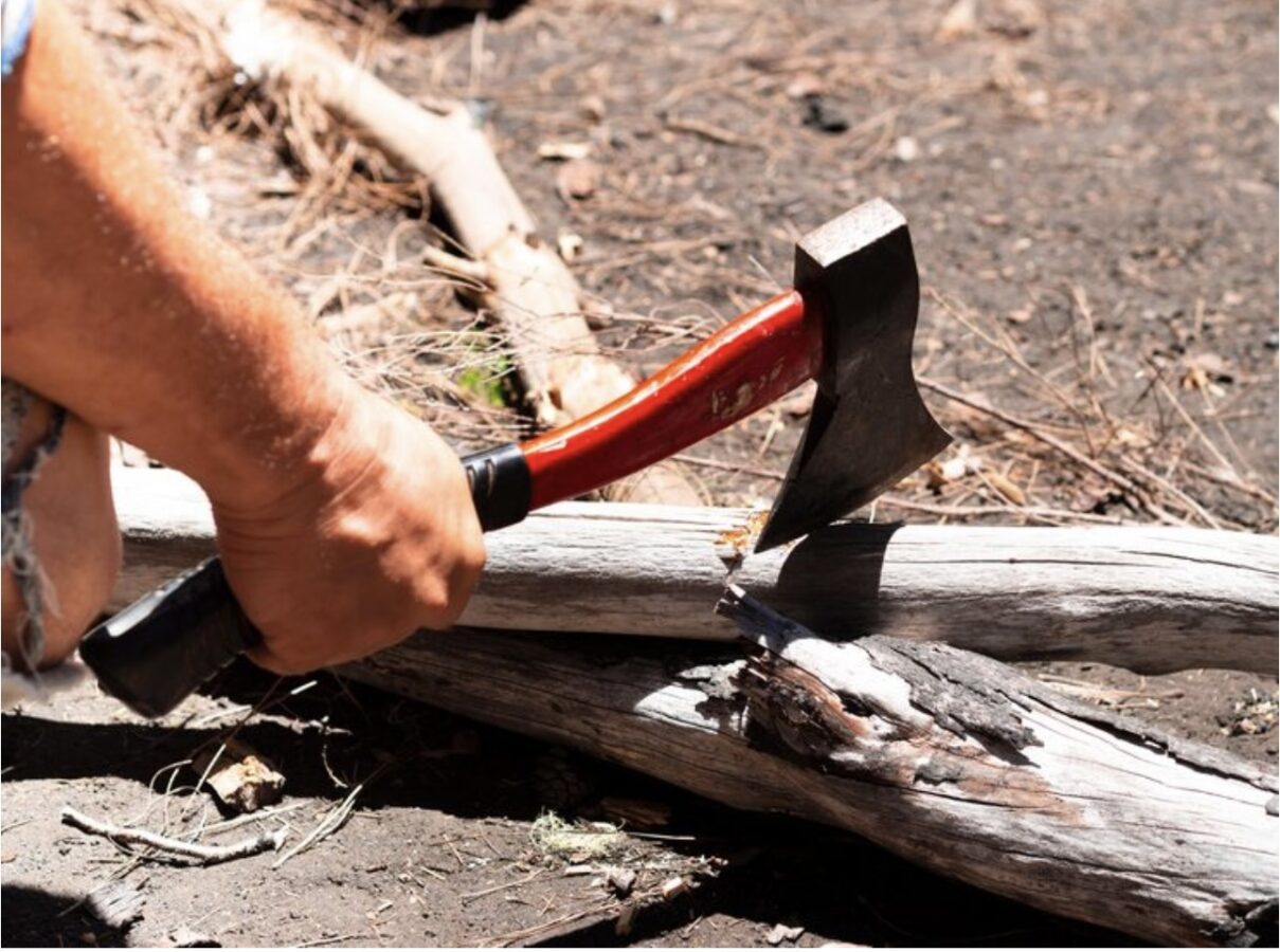 Господарі назвали метод для відновлення леза на сокирі