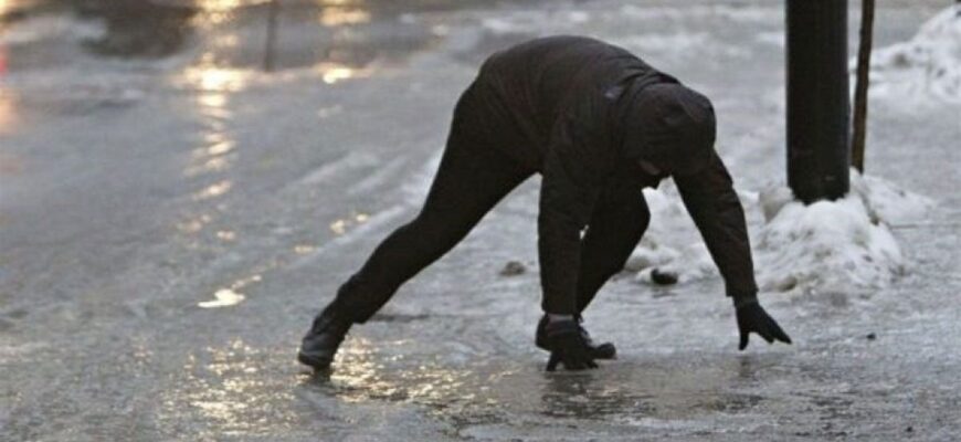 Як уникнути падінь на слизьких дорогах — простий трюк з взуттям Як уникнути падінь на слизьких дорогах — простий трюк з взуттям