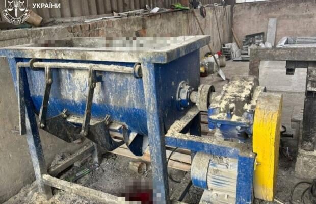 На Харківщині підлітка затягнуло в увімкнений бетонозмішувач під час ремонту, врятувати дитину не вдалось (фото) На Харківщині підлітка затягнуло в увімкнений бетонозмішувач під час ремонту, врятувати дитину не вдалось (фото)