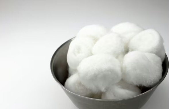 Навіщо у листопаді розкладають ватні кульки по кутах: Лайфхак від британців, який стане у пригоді нам Навіщо у листопаді розкладають ватні кульки по кутах: Лайфхак від британців, який стане у пригоді нам