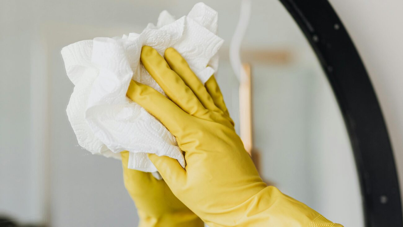 Господині розповіли, чим натерти дзеркала, щоб не залишалися відбитки пальців