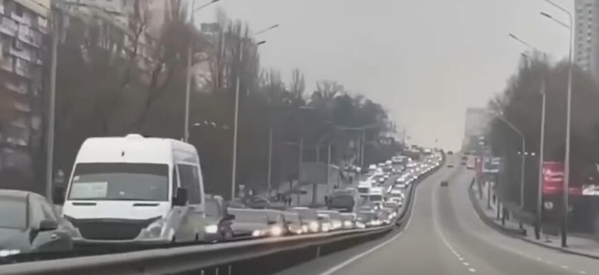 Трасу паралізовано: від Житомира до Києва два десятки ДТП – відео Трасу паралізовано: від Житомира до Києва два десятки ДТП – відео