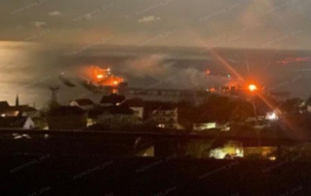 Удар у серце перевалки російської нафти Чорним морем: В Туапсе пошкоджена портова інфраструктура, нафтоналивний термінал, палає танкер Удар у серце перевалки російської нафти Чорним морем: В Туапсе пошкоджена портова інфраструктура, нафтоналивний термінал, палає танкер