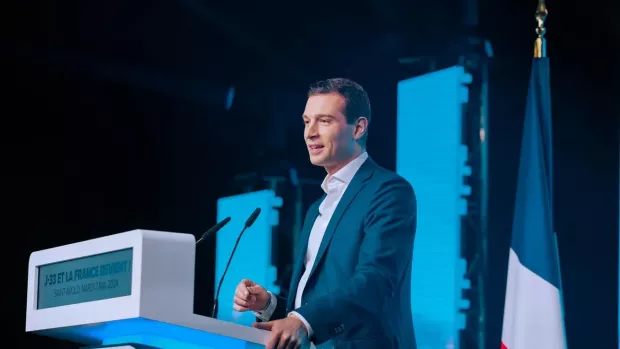 “Віє вітер”: У Франції чоловік розбив яйце об голову лідера проросійської партії під час презентації книжки “Віє вітер”: У Франції чоловік розбив яйце об голову лідера проросійської партії під час презентації книжки