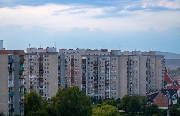 З тонкими стінами, без батарей та шпалер: Чому перед розпадом СРСР будували неякісні будинки З тонкими стінами, без батарей та шпалер: Чому перед розпадом СРСР будували неякісні будинки