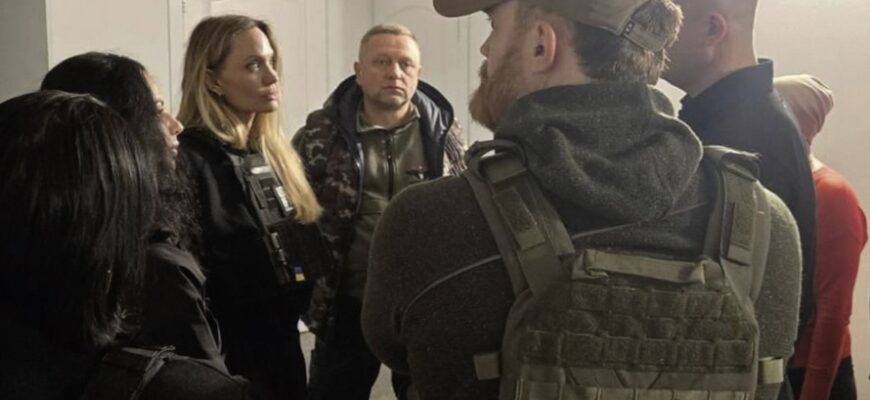 “Викликають глибоку повагу”, – Анджеліну Джолі вразила незламність українців, які попри обстріли продовжують жити у Херсоні та Миколаєві “Викликають глибоку повагу”, – Анджеліну Джолі вразила незламність українців, які попри обстріли продовжують жити у Херсоні та Миколаєві