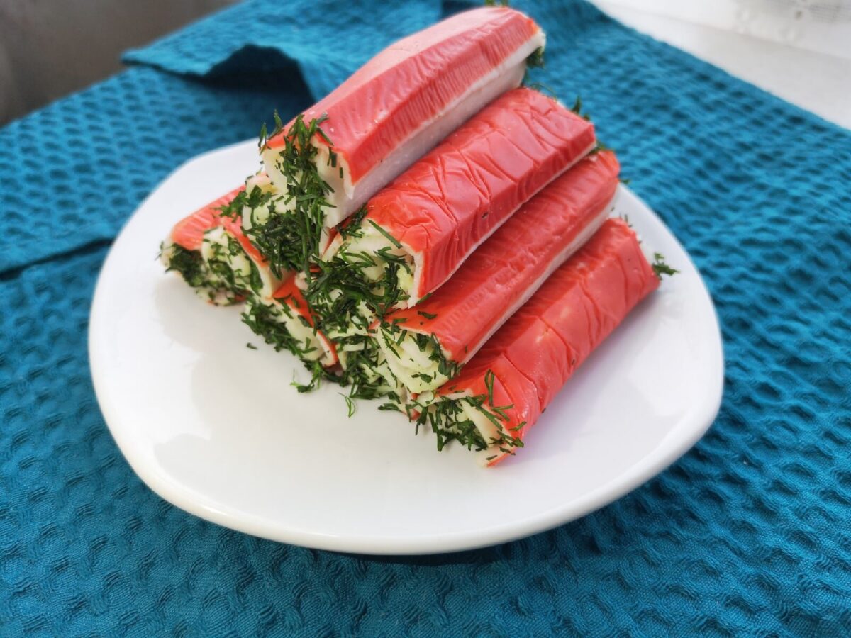 Кулінари розповіли, як приготувати смачні фаршировані крабові палички до новорічного столу