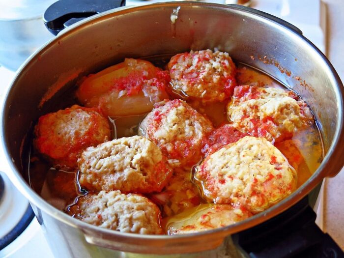 Господині розповіли, на що замінити рис у тефтелях для соковитості мʼяса