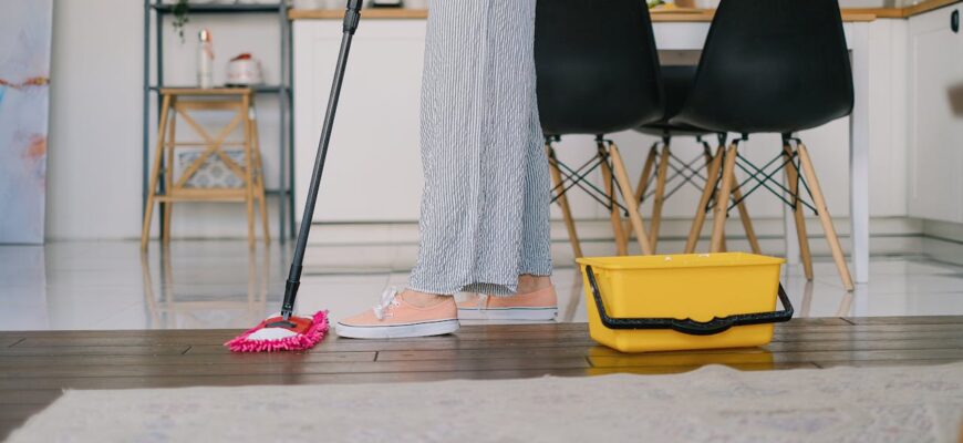 1 помилку роблять майже всі господині: миють так підлогу, а вона потім липка. Забудьте вже цю “антипораду” 1 помилку роблять майже всі господині: миють так підлогу, а вона потім липка. Забудьте вже цю “антипораду”