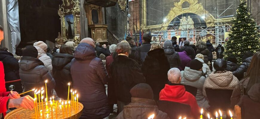 Останні оплески і «Яворина»: у Львові сотні людей попрощалися зі Степаном Гігою Останні оплески і «Яворина»: у Львові сотні людей попрощалися зі Степаном Гігою