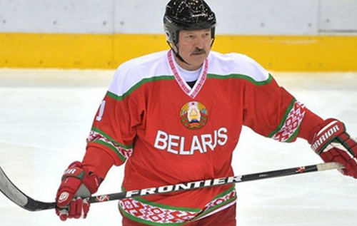 150-кілограмовий Лукашенко гепнувся на льоду і не зміг підвестися 150-кілограмовий Лукашенко гепнувся на льоду і не зміг підвестися