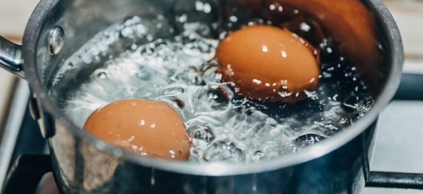 Чому в жодному разі не можна класти гарячі яйця у холодну воду Чому в жодному разі не можна класти гарячі яйця у холодну воду