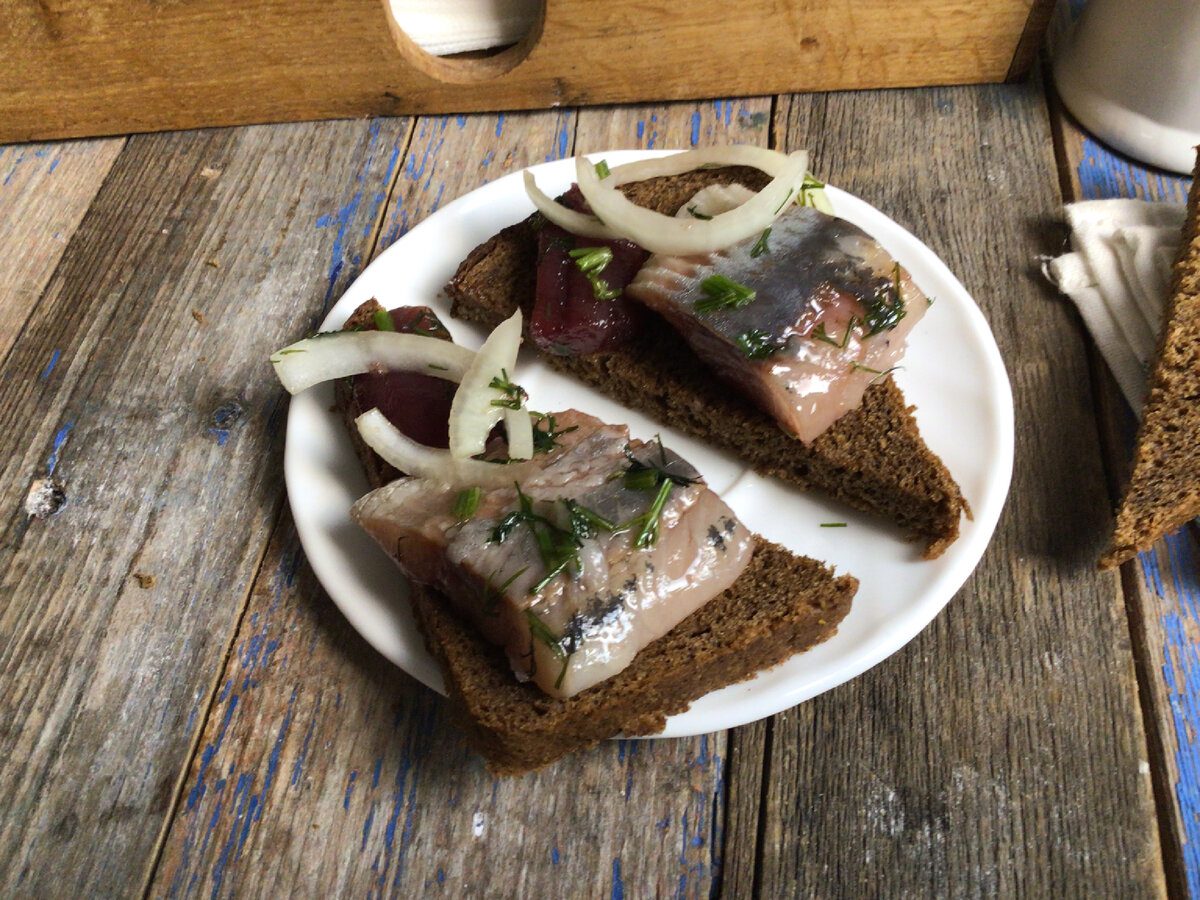 Кулінари розповіли, як приготувати смачний солоний оселедець із доступних інгредієнтів – рецепт