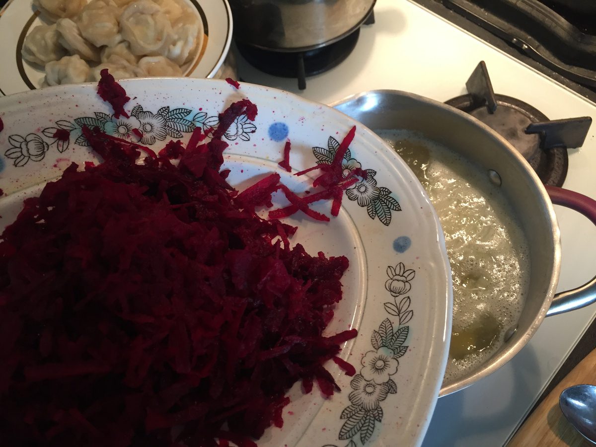 Господині розповіли, як варити борщ, щоб він залишався насичено-червоним