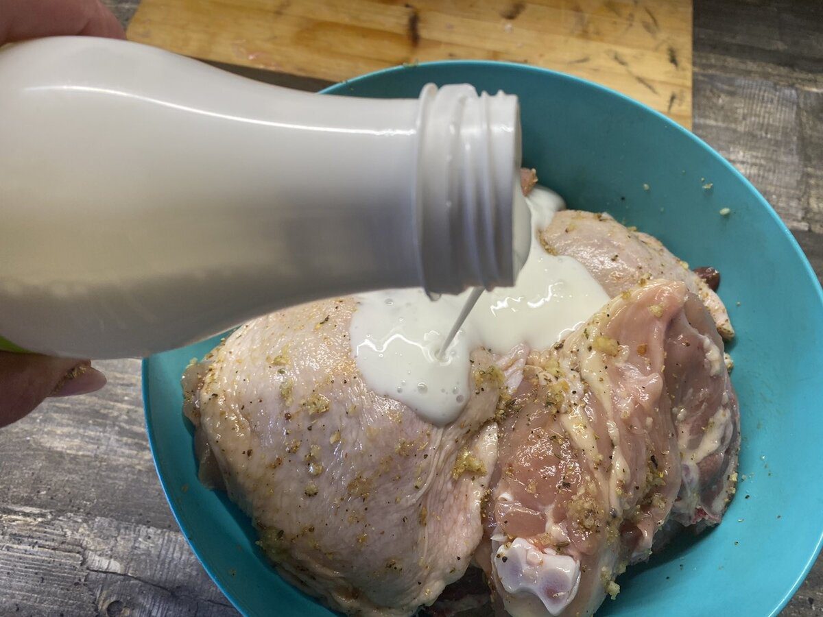 Кулінари розповіли, як правильно маринувати курку перед запіканням для кращого смаку страви