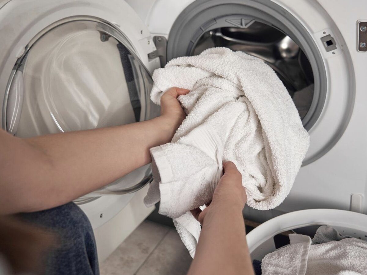 Господині розповіли, чим випрати речі, коли закінчився пральний порошок