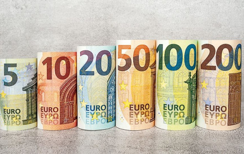 Вартість євро в обмінниках сягнула 50 гривень Вартість євро в обмінниках сягнула 50 гривень