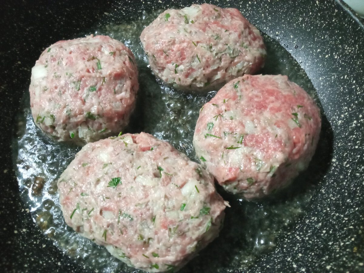 Господині розповіли, як правильно смажити розморожені котлети