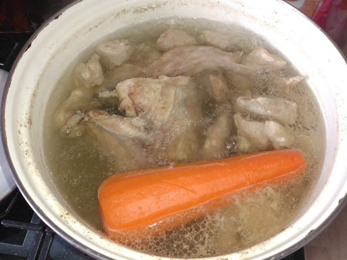 Кухарі розповіли, на чому краще варити холодець, щоб він застиг