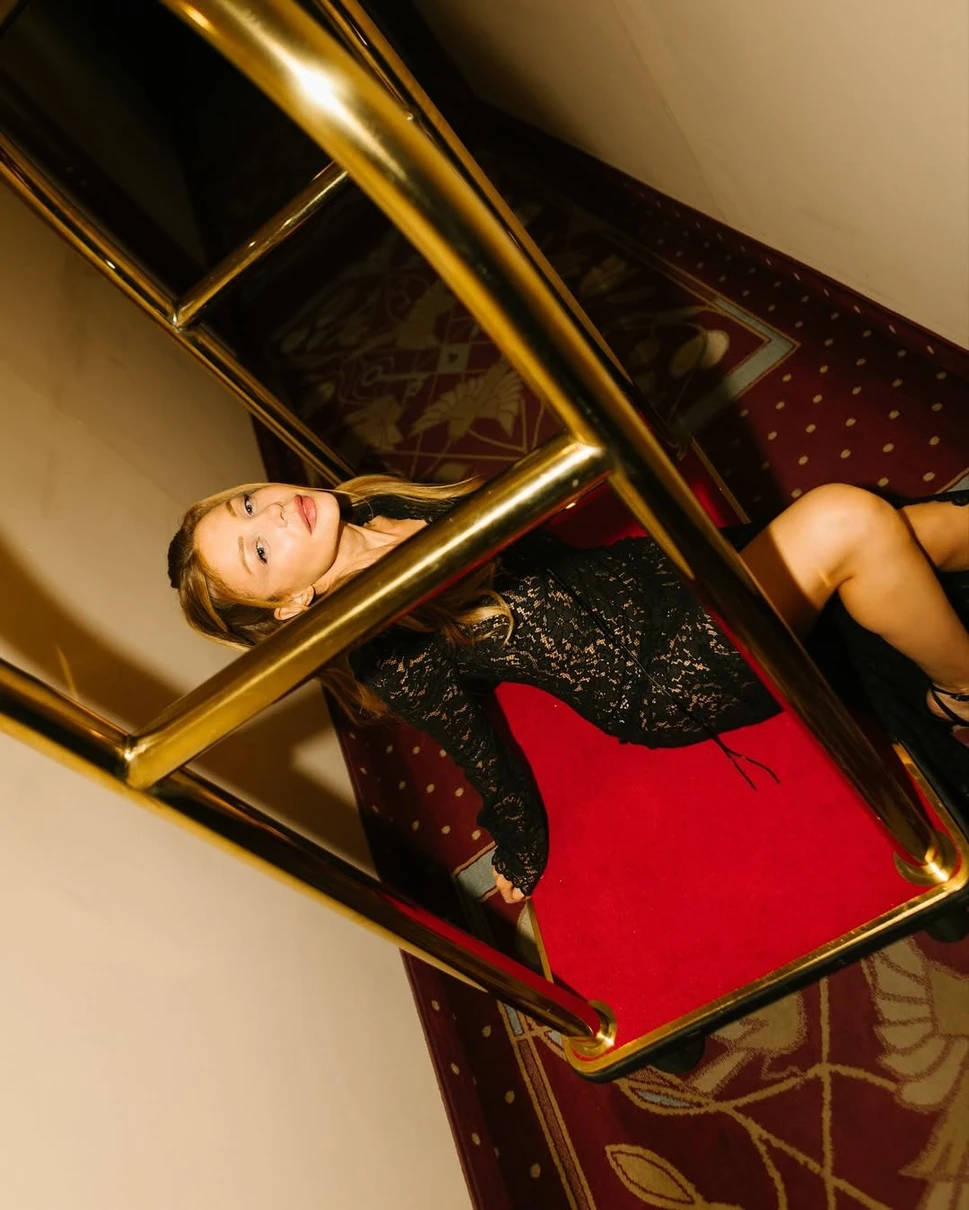 Тіна Кароль спокусила стрункими ніжками у мереживному максі: гарячі фото з багажним візком 7 4cf14be38a6a1da3d73ee5019f31e6b71758288429