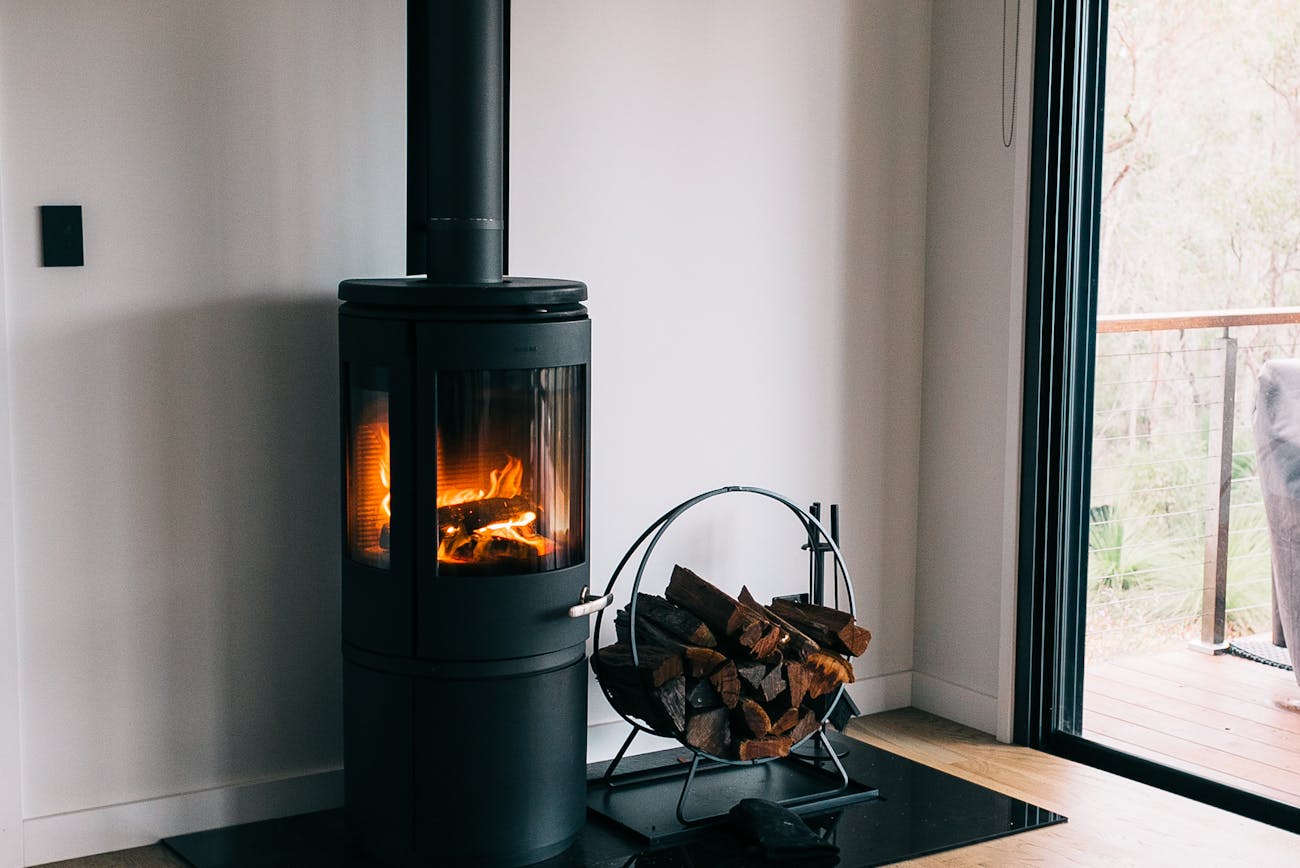 Експерти порадили, яку добавку покласти у пічку, аби набагато швидше розпалити її для опалення