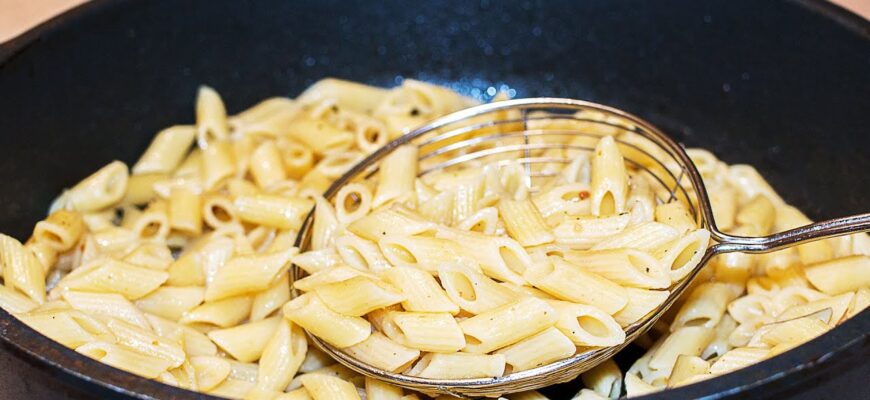 Кладу 1 ложку в окріп для макаронів – і вони не злипаються взагалі: трюк шефа, який працює завжди Кладу 1 ложку в окріп для макаронів – і вони не злипаються взагалі: трюк шефа, який працює завжди