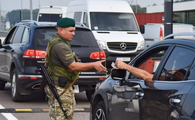 Українець, якого двічі не випустили за кордон, вимагає 300 мільярдів гривень компенсації: ВС став на його бік Українець, якого двічі не випустили за кордон, вимагає 300 мільярдів гривень компенсації: ВС став на його бік