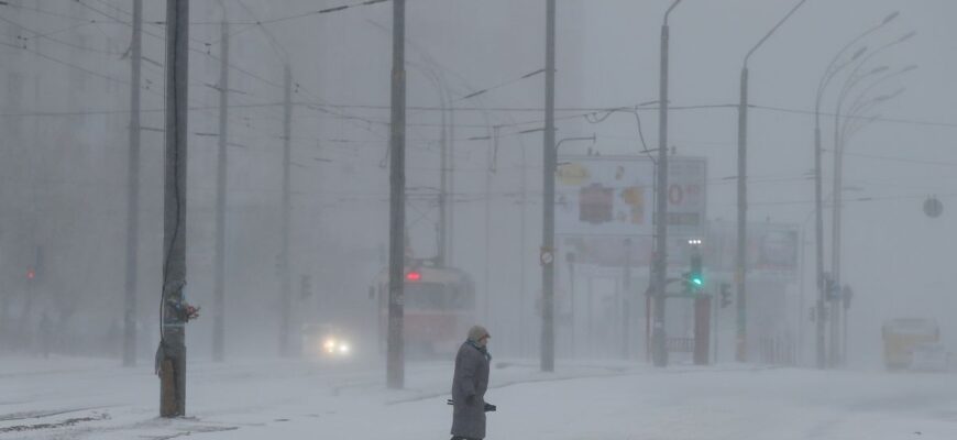 Мороз і вітер до 20 м/с: Україну накриває новорічна негода Мороз і вітер до 20 м/с: Україну накриває новорічна негода