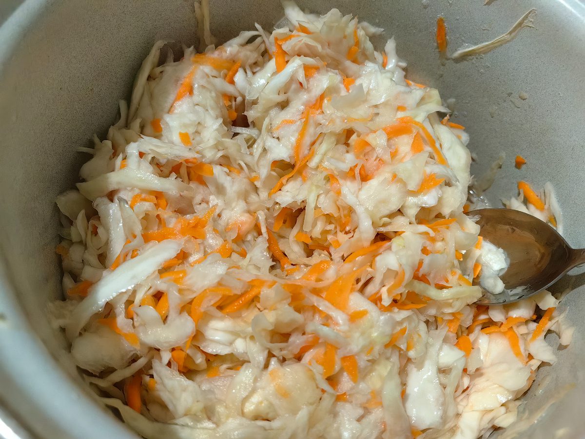 Кулінари розповіли, як приготувати смачну квашену капусту, аби вона довго хрумтіла – рецепт