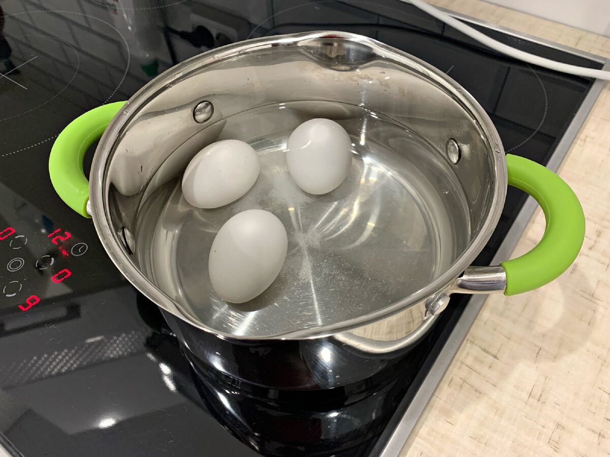 Господині показали трюк, як зварити яйця, щоб вони легко чистилися