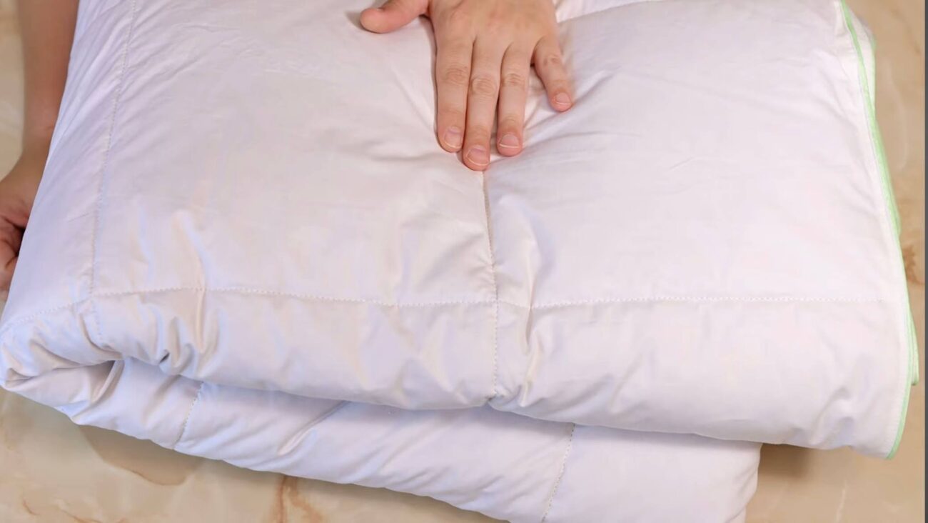Господині розповіли, як почистити пухову ковдру, якщо вона не влазить у пралку