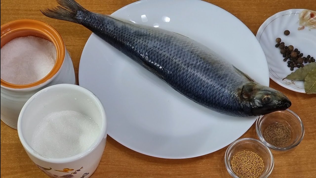 Кулінари розповіли, як правильно засолити оселедець у домашніх умовах